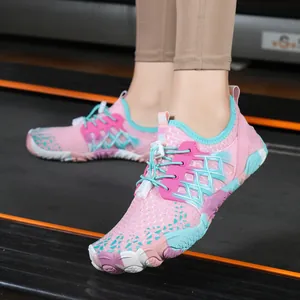 Scarpe da wading colorate a cinque dita per spiaggia, nuoto e attività all'aperto.