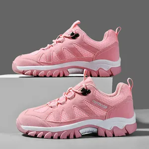 Scarpe da corsa outdoor in rete rosa traspirante per uomo e donna su un blocco bianco