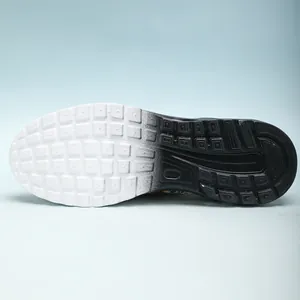 Détail montrant la semelle antidérapante bicolore à motif quadrillé de ces baskets