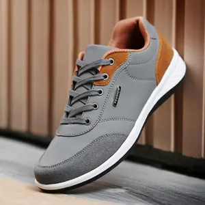 Zapatillas casuales para hombre en gris y marrón con etiqueta 'FASHION' y suela.