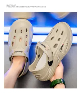 Makroansicht modischer beige EVA-Clogs für Herren mit atmungsaktiven Löchern