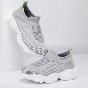 Graue atmungsaktive Fly-Knit Kindersocken-Schuhe mit leichten weißen weichen Sohlen