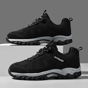 Scarpe da corsa outdoor nere resistenti con rete traspirante e suola dal design antiscivolo.