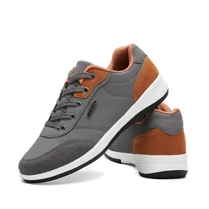 Zapatillas casuales de hombre en gris y marrón con patchwork y suelas blancas