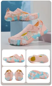Vues détaillées des chaussures d'eau roses et bleues respirantes pour plage et yoga
