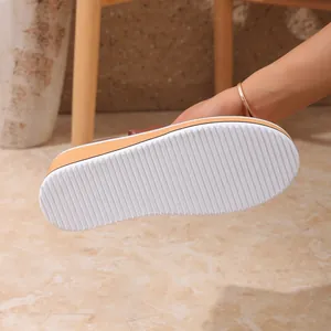 Vue détaillée de la semelle blanche crantée antidérapante d'une botte à talon compensé