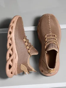 Vista superior y lateral de zapatillas de malla transpirable con suela hueca ondulada