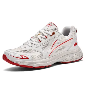 Ademende retro chunky sneakers in wit en rood met platformzolen en vetersluiting