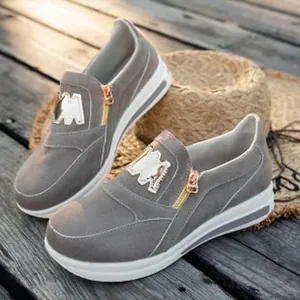 Scarpe Sportive Casual Platform da Donna Mocassini in Finta Pelle Scamosciata con Cerniera Laterale Punta Arrotondata Suola Spessa Sneakers alla Moda Decorazione Lettera in Metallo