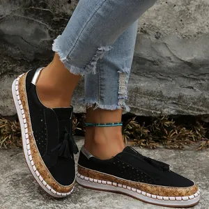 Mocassins noirs confortables avec pompons et semelle plateforme élégante en liège