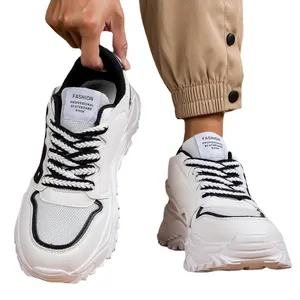 Sneakers bianche da uomo con suola spessa e rete traspirante dal design alla moda