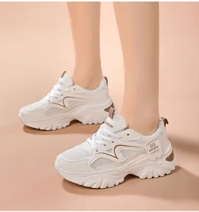 Stijlvolle witte chunky sneakers voor dames van ademend mesh gedragen door een model