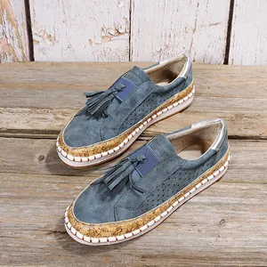 Vue détaillée de mocassins bleus décontractés avec des glands et accents en liège.