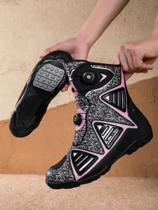 Vista detallada de botas de moto con sistema de doble dial y suela antideslizante.