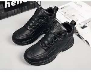 Dettaglio di scarponcini casual da uomo in pelle nera con fodera calda e dettagli moda.
