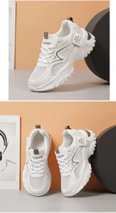 Gedetailleerd beeld van witte chunky sneakers met ademend mesh en dikke zolen.