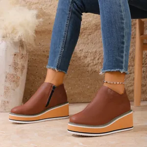 Bottines à talons compensés marron pour femmes avec semelle plateforme vue de profil