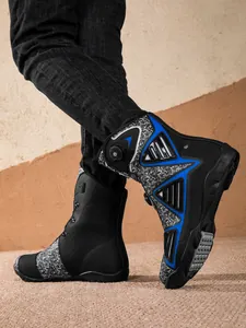 Vista detallada de las botas de moto JC0032 con suela antideslizante y modernos toques azules.