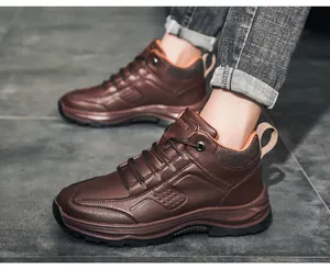 Primo piano di scarpe casual in pelle testurizzata marrone con fodera arancione.