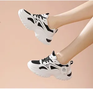 Gedetailleerd overzicht van witte chunky sneakers met ademend mesh en dikke zolen