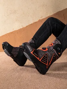 Vista detallada de las botas de moto JC0032 con texturas naranjas y sistema de cierre rápido.