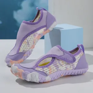 Chaussures d'Eau Respirantes pour Enfants Antidérapantes à Séchage Rapide Aqua Socks pour Natation Plage Yoga Chaussures Pieds Nus Avec Tige en Maille Semelle en Caoutchouc
