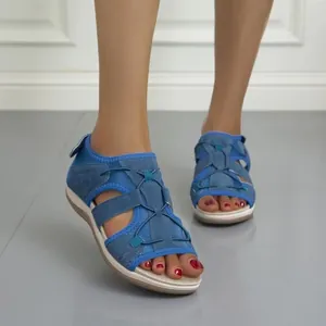 Detailansicht der atmungsaktiven blauen sportlichen Damen Sandalen mit Stoffriemen
