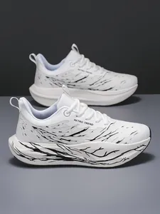 Zijaanzicht van witte professionele hardloopschoenen met artistieke zwarte patronen