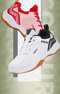 Chaussures de badminton et de sport respirantes pour enfants en blanc et en rose.