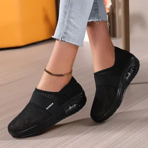 Sneakers slip-on da donna in mesh nero traspirante con suola ammortizzata ad aria.