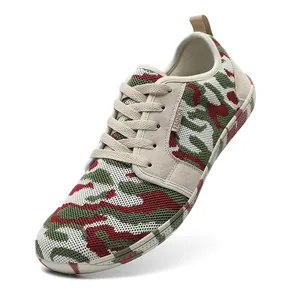 Detailansicht von Barfuß-Sneakern mit Camouflage-Strick, breiter Zehenbox und Wildleder