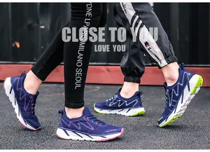 Vue détaillée de chaussures de sport d'extérieur respirantes pour hommes bleu marine