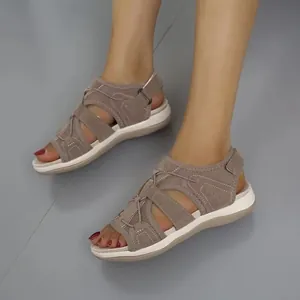 Nahaufnahme von taupefarbenen Sportsandalen für Damen mit atmungsaktivem Mesh-Obermaterial