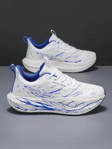 Detailopname van de lichte en ademende hardloopschoenen met blauwe golfpatronen