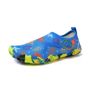 Blauwe waterschoenen voor kinderen met kleurrijk zeesterpatroon voor zwemmen en het strand