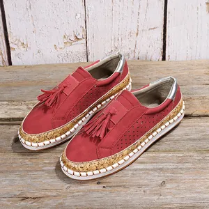 Vue détaillée de mocassins rouges pour femmes avec glands élégants et bordure en liège