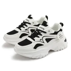 Ademende mesh sneakers voor dames met dikke platformzool in wit en zwart casual model