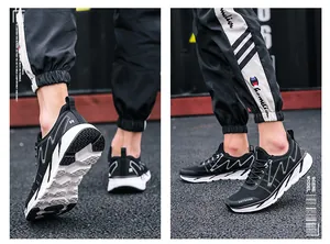 Gros plan de chaussures de course d'extérieur respirantes pour hommes avec semelles.