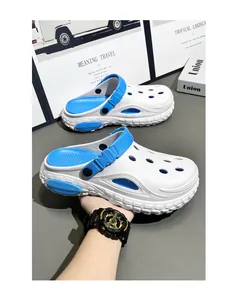 Detalle de los zuecos de EVA blancos y azules de talla grande para playa y exteriores