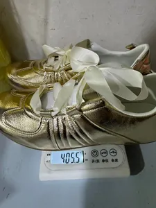 Leichte goldene Metallic Mary Jane Sneaker mit Bandschnürung, Gewicht 405,5 Gramm