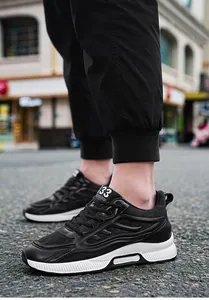 Vue latérale de baskets noires pour hommes en fly-knit avec semelle compensée cachée