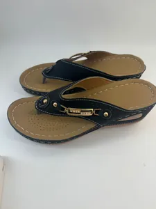 Élégantes sandales compensées noires pour femmes avec strass dorés et semelle en PU