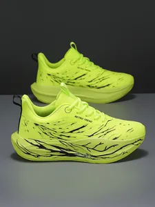 Zijaanzicht van professionele neongele hardloopschoenen met zwarte patronen en Retro Trend-tekst