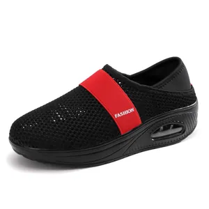 Scarpe slip-on in mesh nero traspirante con fascia rossa e suola con ammortizzazione
