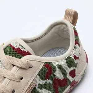 Nahaufnahme des Flyknit-Barfußschuhs mit atmungsaktivem grün-rotem Strickmuster