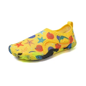 Levendige gele waterschoenen voor kinderen met zeesterpatronen voor strand en zwemmen.