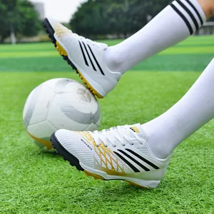 Lichtgewicht witte uniseks voetbalschoenen met duurzame rubberen noppen voor studenten.