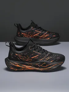Zijaanzicht van lichtgewicht zwarte hardloopschoenen met oranje vlampatronen