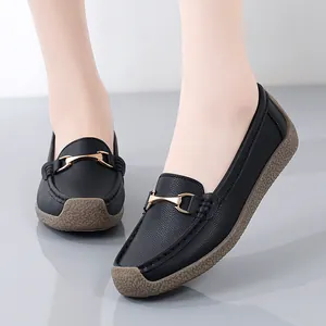 Elegante zwarte leren loafers voor dames met goudkleurig bitje en antislipzool