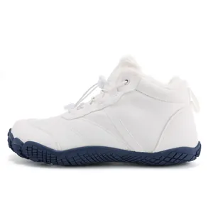 Vista lateral de botas de invierno blancas barefoot con suelas azul marino y forro de piel
